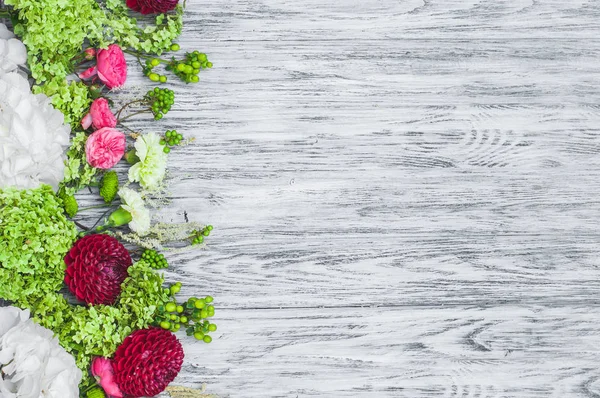 Квіти Обрамлені Білому Дерев Яному Тлі Квітковий Орнамент Трояндою Далією — стокове фото