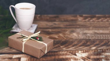 Noel hediye ve kahve kompozisyonu