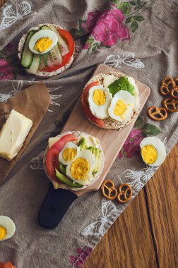 Avokado tereyağı ve yumurta tost