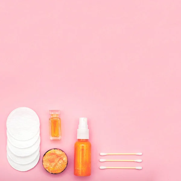 Composición Plana Con Productos Cosméticos Sobre Fondo Rosa Auto Cuidado —  Fotos de Stock