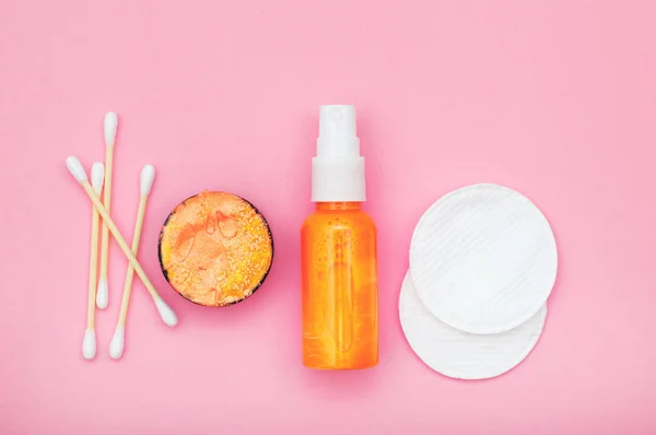 Productos cosméticos sobre fondo rosa —  Fotos de Stock