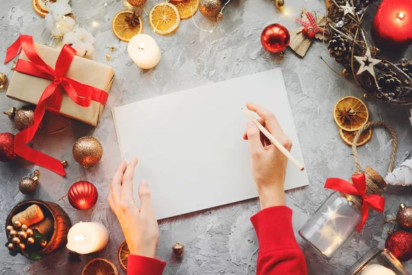 Fondo Navidad Con Decoraciones Cartas Escritura Manos Femeninas Acostado Copiar Imágenes de stock libres de derechos