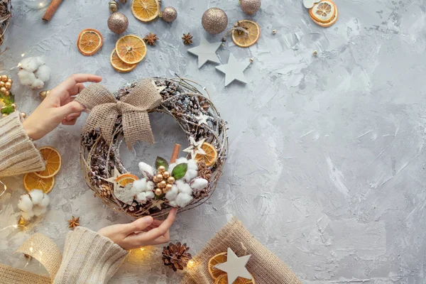 Fondo Navideño Con Decoraciones Manos Mujer Corona Naranjas Cardamomo Vista Fotos de stock