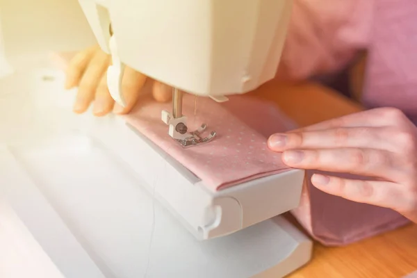 Primer Plano Las Manos Costurera Femenina Que Trabajan Máquina Coser Fotos de stock