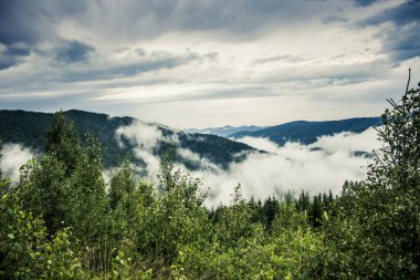 Sabah sisi dağların tepesinde