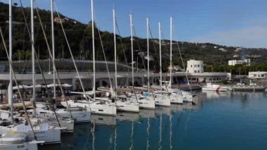 Regatta sonra Marina yanında duran hava görünümünü Yelken yatlar