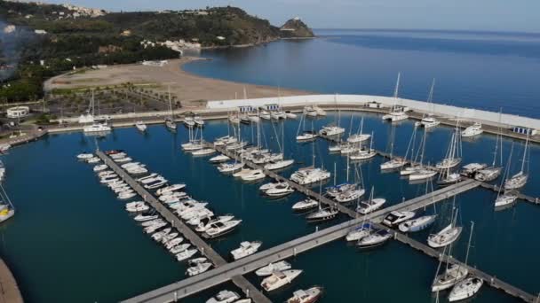 Fotografia Aerea Del Più Moderno Yacht Marina Italia Vicino Vulcano — Video Stock