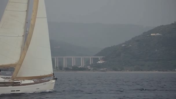 Barco Vela Navega Tempo Nublado — Vídeo de Stock
