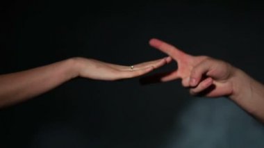 Parmak oyunları taş-kağıt-makas siyah arka plan üzerine Close-up