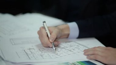 İş toplantısı, İnşaat için ilgili konuların tartışılması yakın çekim