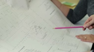 İş toplantısı, İnşaat için ilgili konuların tartışılması yakın çekim