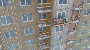 Yüksek katlı inşaatçılar bir apartman binası inşaatı üzerinde çalışıyoruz