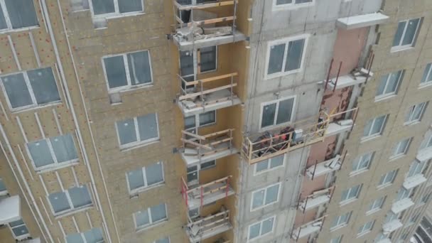 Constructores Gran Altura Están Trabajando Construcción Edificio Apartamentos — Vídeo de stock