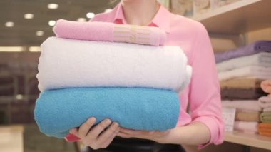 Havlu yığını tutan kız