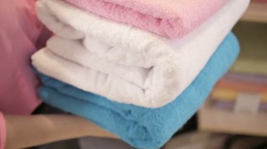 Havlu yığını tutan kız