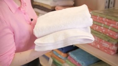 Kız beyaz havlu gösterir