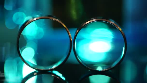 Krásné Snubní Prsteny Osvětlením — Stock video
