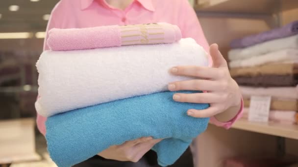Mädchen Hält Einen Stapel Handtücher Der Hand — Stockvideo