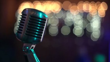 Retro şarkı için mikrofon