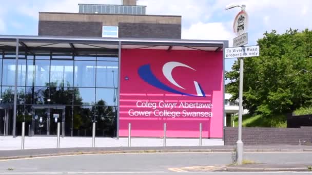 Gower Swansea University Gebäude Straßenansicht an einem sonnigen Tag. — Stockvideo