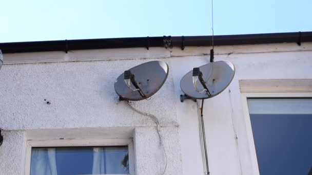 Antenne della vecchia TV attaccate alla casa . — Video Stock