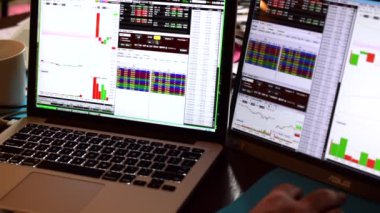Grafikleri ve grafikleri olan borsa simsarı ekranları.
