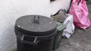 Çöpler ve çantalar İngiltere 'deki evin arka bahçesinde..