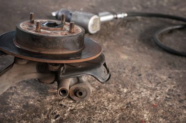 Parmak eklemi derleme Hub tekerlek disk fren kaldır bush bakım hava anahtarı otomobil çimento arka plan ile