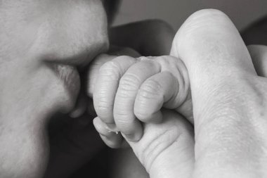 Yeni doğan bebek el ile ebeveyn eller erken bakım seviyorum parmak öpüşme destek