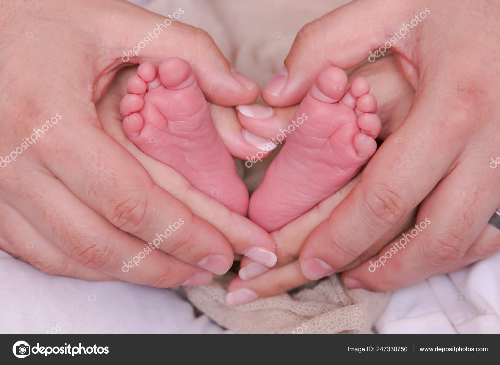 Nouveau Main Bebe Avec Les Mains Des Parents Soins Prematures Image Libre De Droit Par Corneann C Nouveau Main Bebe Avec Les Mains Des Parents Soins Prematures Image Libre De Droit Par Corneann C