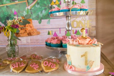 vahşi bir ilk doğum günü dekor ile pasta kek ve kurabiye