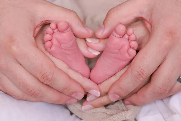 Neugeborenes Baby Hand Mit Eltern Hände Frühpflege Liebe Unterstützung Herzform — Stockfoto