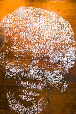 Nelson Mandela yüz kelime beyaz ahşap bir yüzey üzerinde