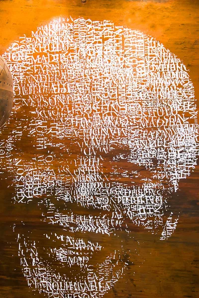 Nelson Mandela Face Dřevěný Povrch Slovy Bílé — Stock fotografie