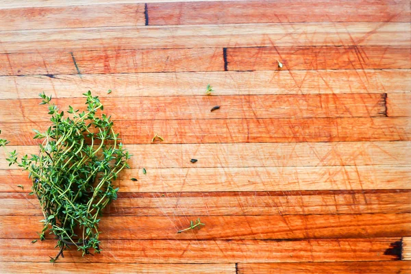 Wooden Surface Cutting Board Cooking Baking Chef Restaurant Herb Thyme — Stock Photo, Image