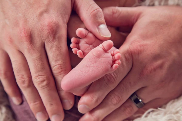 Przedwczesne Nogi Noworodka Rodziców Mama Tata Ręce Trzymając Opiekuńczy — Zdjęcie stockowe