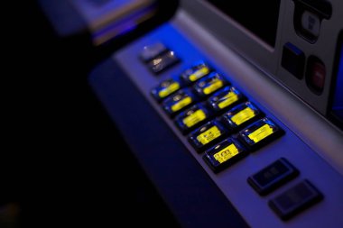 bir kumarhane karanlık gece kumar makineleri