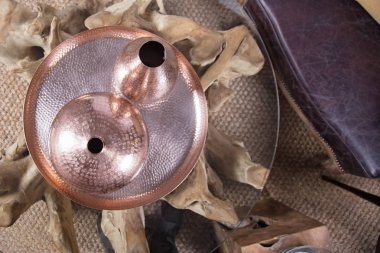 bakır ve kahverengi ahşap dokular ile iç dekorasyon ayrıntıları