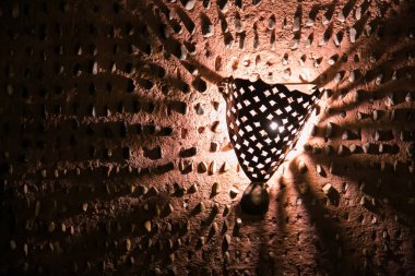 bakır ve kahverengi ahşap dokular ile iç dekorasyon ayrıntıları