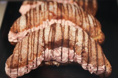 tatlı pasta kek croissant çilekli krema ve çikolata ile