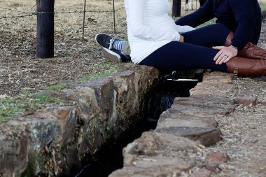 hamile çift birbirlerine doğru oturma