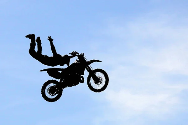 Freestyle Motorradfahrer Macht Tricks Backflips Der Luft — Stockfoto