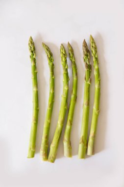 taze uzun bir demet kuşkonmaz sebze beyaz bir arka plan üzerinde kök
