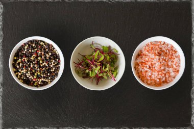 Mikro Kızıl yaprak kırmızı pazı pancar hassas karışımı ve siyah arduvaz arka plan hardal yaprakları