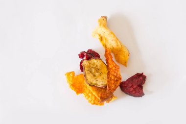 sebze cips havuç tatlı patates pancar patates kabak butternut sağlıklı snack beyaz arka plan yuvarlak kase