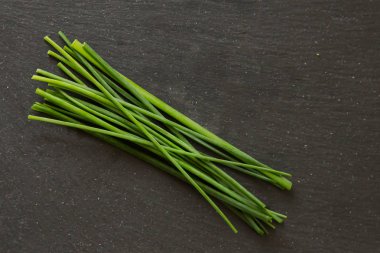 Frenk soğanı ot siyah arduvaz arka plan üzerinde bütün