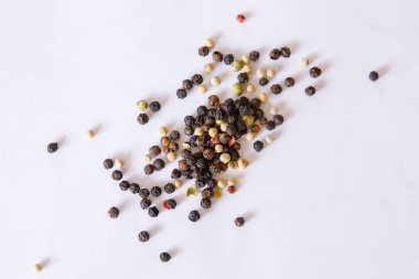 Gökkuşağı peppercorns yeşil beyaz pembe kırmızı bütün beyaz arka planda siyah