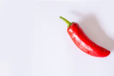 biber kırmızı beyaz bir arka plan üzerinde tüm kesmek 