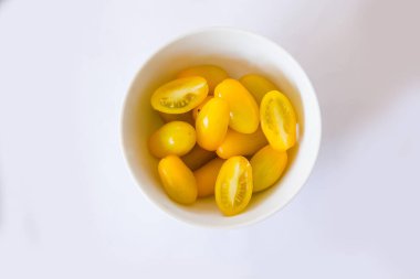 Egzotik domates rosa sarı domates beyaz arka plan