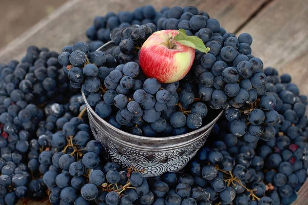 Drukke Emmer Met Tech Blauwe Druiven Appels Houten Ondergrond — Stockfoto